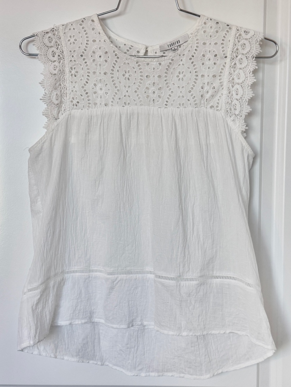 Fun 2 Fun White Eyelet Lace Yoke Sleeveless Top - Unbranded size S
